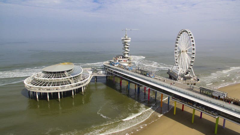 Εναέρια άποψη σχετικά με την αποβάθρα στο Scheveningen στοκ φωτογραφία με δικαίωμα ελεύθερης χρήσης Εναέρια άποψη σχετικά με την αποβάθρα στο Scheveningen στοκ φωτογραφία με δικαίωμα ελεύθερης χρήσης