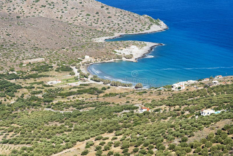 Εναέρια άποψη σχετικά με το καλλιεργημένο έδαφος και σχετικά με τα προάστια αστικά κατά μήκος της θαλάσσιας ακτής στοκ φωτογραφίες Εναέρια άποψη σχετικά με το καλλιεργημένο έδαφος και σχετικά με τα προάστια αστικά κατά μήκος της θαλάσσιας ακτής στοκ φωτογραφίες