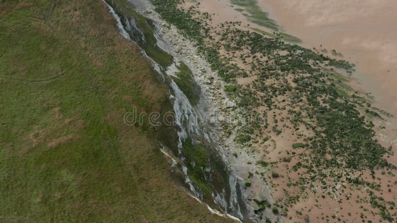 εναέρια άποψη της ακτής του γκρεμού με πράσινο γρασίδι στη γαλλία κλίση προς τα κάτω