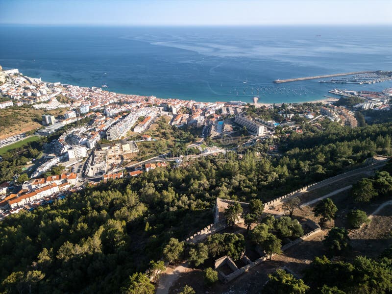 Εναέρια άποψη της ακτογραμμής της Σεσίμπρα και της μαρίνας στοκ εικόνα με δικαίωμα ελεύθερης χρήσης