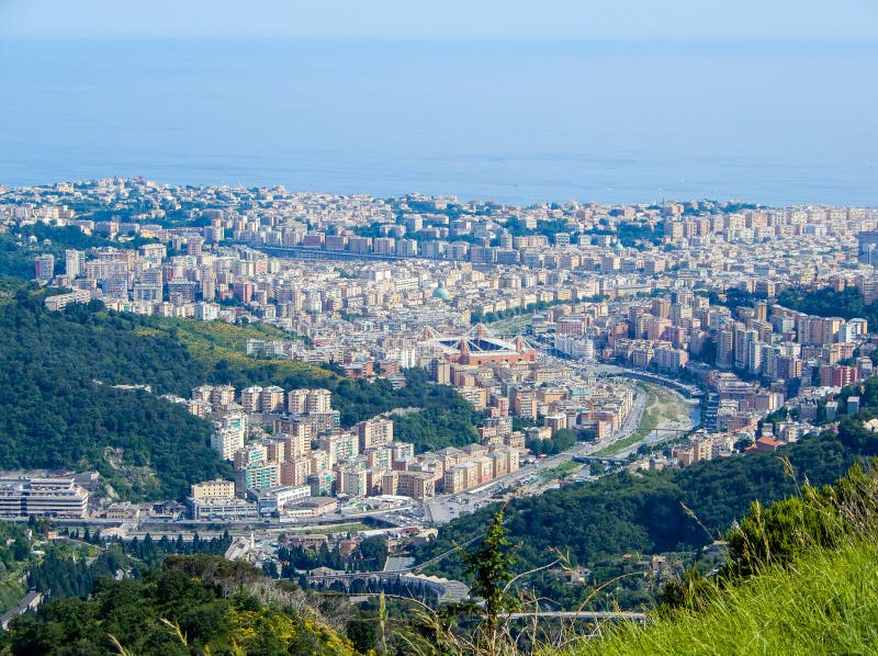 Εναέρια άποψη της ανατολικής πλευράς και της πόλης της Γένοβας Γένοβα, Ιταλία στοκ φωτογραφία Εναέρια άποψη της ανατολικής πλευράς και της πόλης της Γένοβας Γένοβα, Ιταλία στοκ φωτογραφία