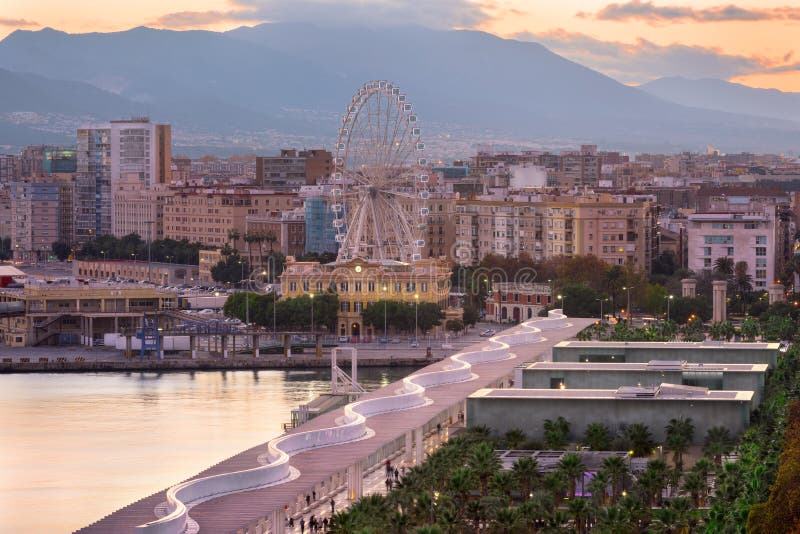 Εναέρια άποψη της Μάλαγας και της ρόδας Ferris του το βράδυ, Malag στοκ εικόνες Εναέρια άποψη της Μάλαγας και της ρόδας Ferris του το βράδυ, Malag στοκ εικόνες