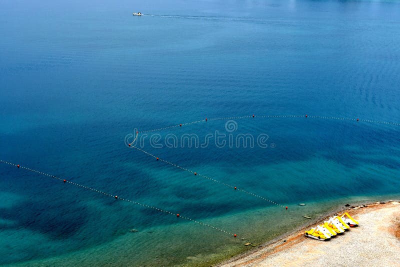 Εναέρια άποψη της μπλε θάλασσας και μια γωνία της παραλίας στοκ φωτογραφίες με δικαίωμα ελεύθερης χρήσης Εναέρια άποψη της μπλε θάλασσας και μια γωνία της παραλίας στοκ φωτογραφίες με δικαίωμα ελεύθερης χρήσης