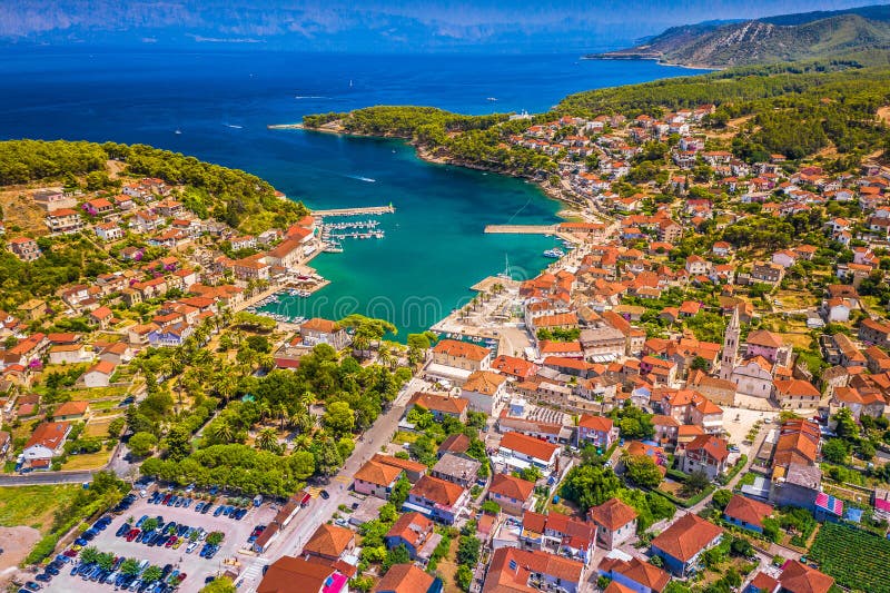 Εναέρια άποψη της πόλης Γέλσα στην Κροατία νήσος Χβαρ βασικά ορόσημα στοκ εικόνα με δικαίωμα ελεύθερης χρήσης