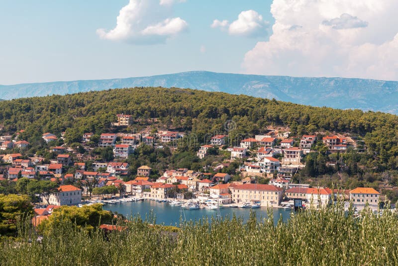 εναέρια άποψη της πόλης γιέλσα στο νησί χβαρ, κροατία στοκ εικόνες