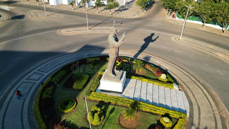Εναέρια άποψη του αγάλματος σε κυκλικό κόμβο με κήπους. στοκ φωτογραφίες