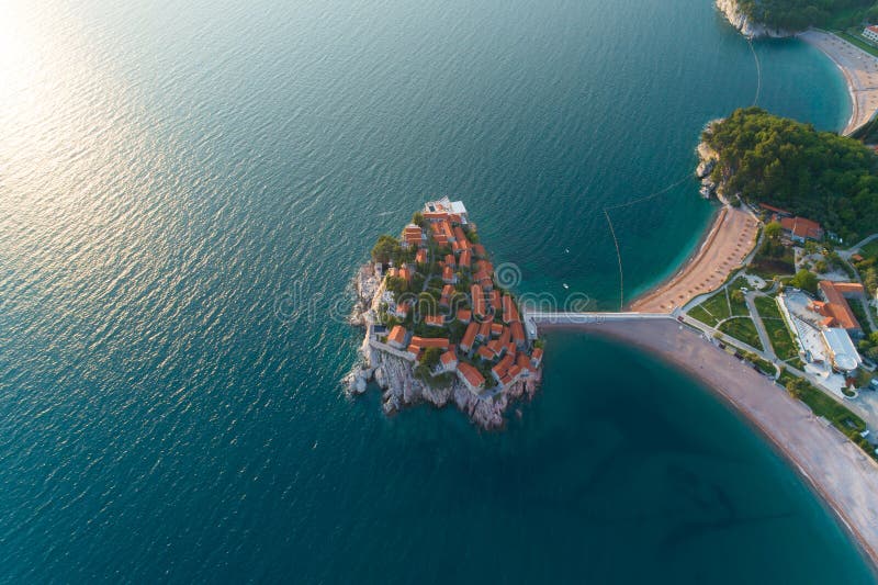 Εναέρια άποψη του νησιού Sveti Stefan σε Budva στοκ εικόνα με δικαίωμα ελεύθερης χρήσης Εναέρια άποψη του νησιού Sveti Stefan σε Budva στοκ εικόνα με δικαίωμα ελεύθερης χρήσης