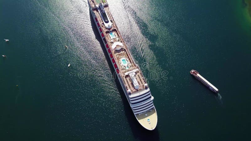 εναέρια άποψη του πλοίου 'λευκό πολυτελές κρουαζιερόπλοιο' που είναι προσδεδεμένο στην όμορφη θάλασσα της καραϊβικής κοντά στην πα φιλμ μικρού μήκους