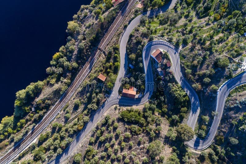 Εναέρια άποψη των διαδρομών δρόμων με πολλ'ες στροφές και τραίνων κατά μήκος του ποταμού Tagus κοντά στο χωριό Belver στην Πορτογ στοκ εικόνες Εναέρια άποψη των διαδρομών δρόμων με πολλ'ες στροφές και τραίνων κατά μήκος του ποταμού Tagus κοντά στο χωριό Belver στην Πορτογ στοκ εικόνες