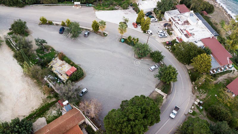 εναέρια άποψη των σπιτιών με το χώρο στάθμευσης που περιβάλλεται με διάφορο στοκ φωτογραφία με δικαίωμα ελεύθερης χρήσης εναέρια άποψη των σπιτιών με το χώρο στάθμευσης που περιβάλλεται με διάφορο στοκ φωτογραφία με δικαίωμα ελεύθερης χρήσης