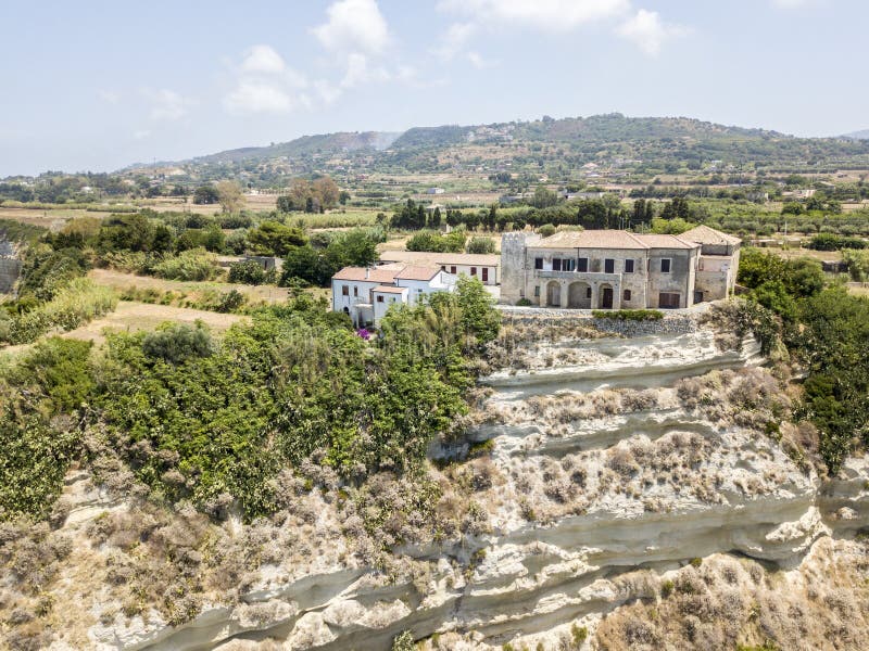 Εναέρια άποψη των σπιτιών στο βράχο πέρα από έναν ακρωτήριο που αγνοεί τη θάλασσα, Ricadi, Capo Vaticano, Καλαβρία στοκ εικόνες Εναέρια άποψη των σπιτιών στο βράχο πέρα από έναν ακρωτήριο που αγνοεί τη θάλασσα, Ricadi, Capo Vaticano, Καλαβρία στοκ εικόνες