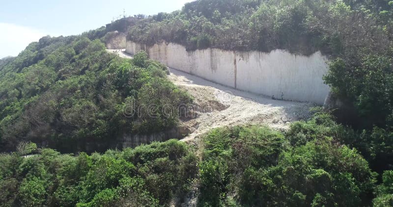 Εναέρια άποψη των όμορφων άσπρων ασβεστόλιθων κοντά στην παραλία Nyang Nyang στο Μπαλί