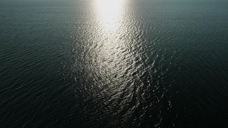 εναέρια θέα σκοτεινά σύννεφα πάνω από την επιφάνεια του θαλάσσιου ωκεανού εκπληκτικό σκοτεινό θαλάσσιο περιβάλλον απόθεμα βίντεο