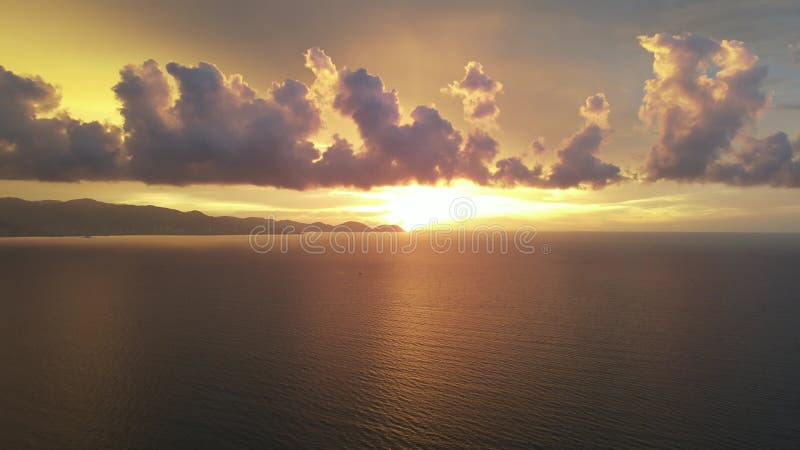 εναέρια κίνηση πάνω από την ήρεμη θάλασσα στον ήλιο φιλμ μικρού μήκους