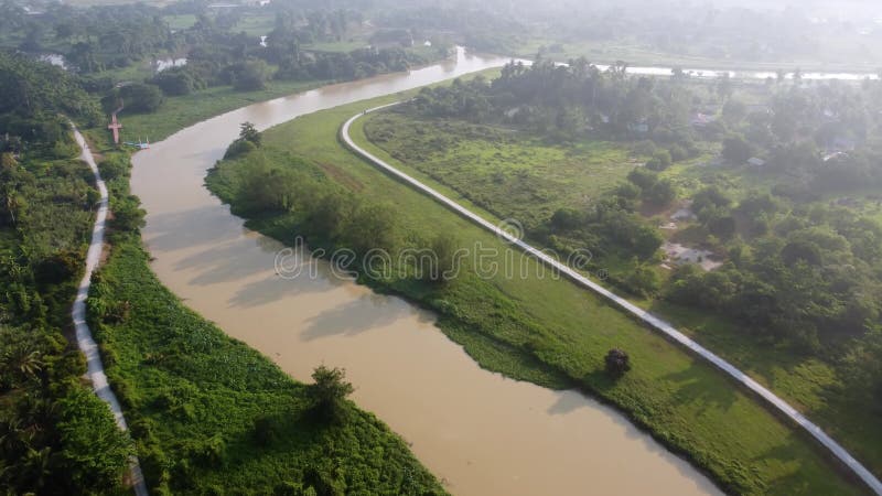 εναέρια κίνηση πάνω από τον ποταμό sungai perai την ημέρα της ομίχλη φιλμ μικρού μήκους