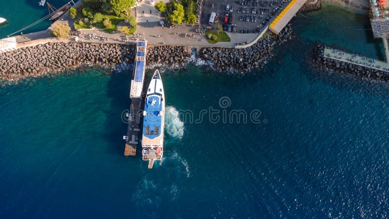 Εναέρια κορυφή κάτω από την άποψη της άφιξης του σκάφους με τους τουρίστες στον κόλπο λιμένων θαλάσσιες μεταφορές Πόλη Σορέντο, έ στοκ εικόνα με δικαίωμα ελεύθερης χρήσης Εναέρια κορυφή κάτω από την άποψη της άφιξης του σκάφους με τους τουρίστες στον κόλπο λιμένων θαλάσσιες μεταφορές Πόλη Σορέντο, έ στοκ εικόνα με δικαίωμα ελεύθερης χρήσης
