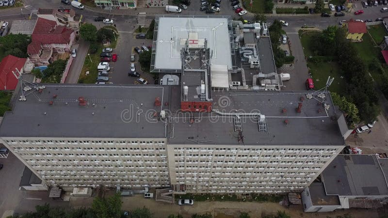 εναέρια μετακίνηση πάνω από το νοσοκομείο με ελικοδρόμιο στην ευρώπη απόθεμα βίντεο