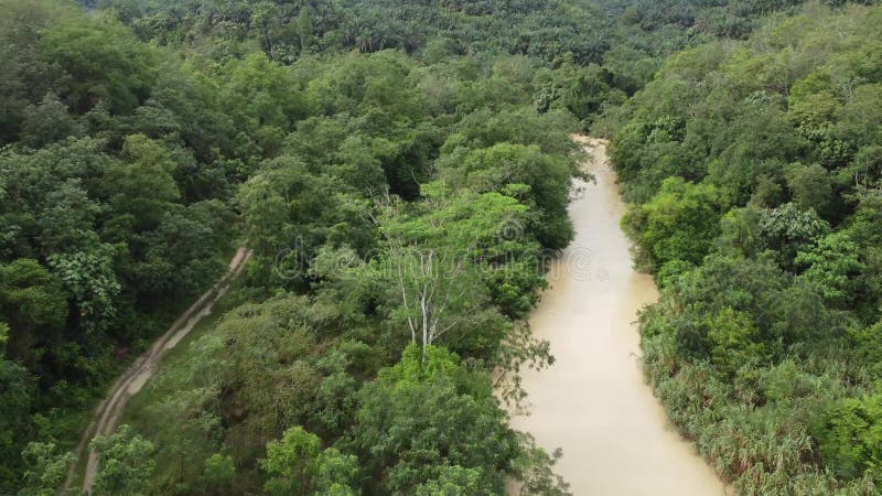 εναέρια μετακίνηση πάνω από τον αγροτικό δρόμο και τον ποταμό απόθεμα βίντεο