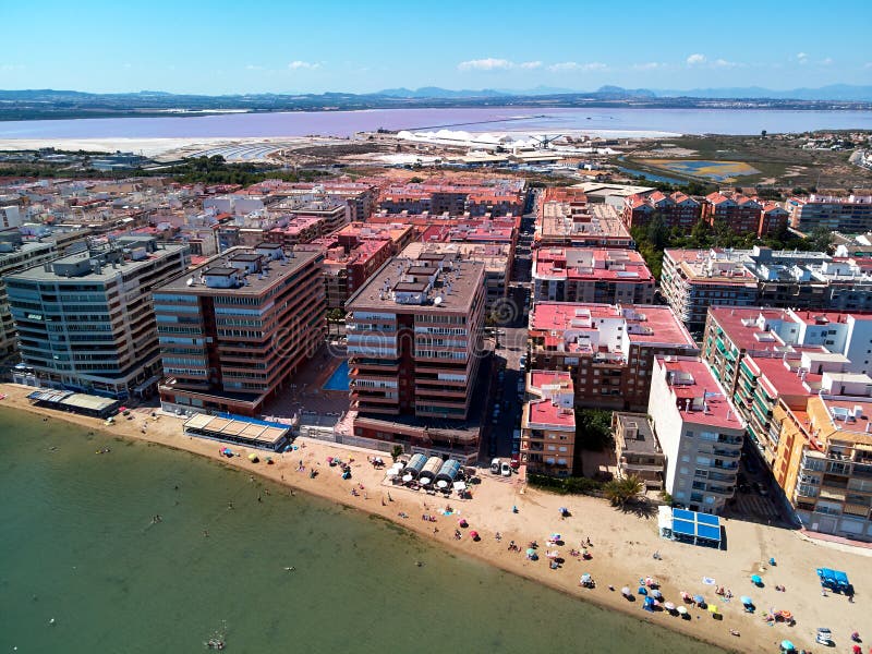Εναέρια πανοραμική άποψη κηφήνων Torrevieja των αλυκών παραλιών και Las θερέτρου townscape στοκ φωτογραφίες με δικαίωμα ελεύθερης χρήσης Εναέρια πανοραμική άποψη κηφήνων Torrevieja των αλυκών παραλιών και Las θερέτρου townscape στοκ φωτογραφίες με δικαίωμα ελεύθερης χρήσης