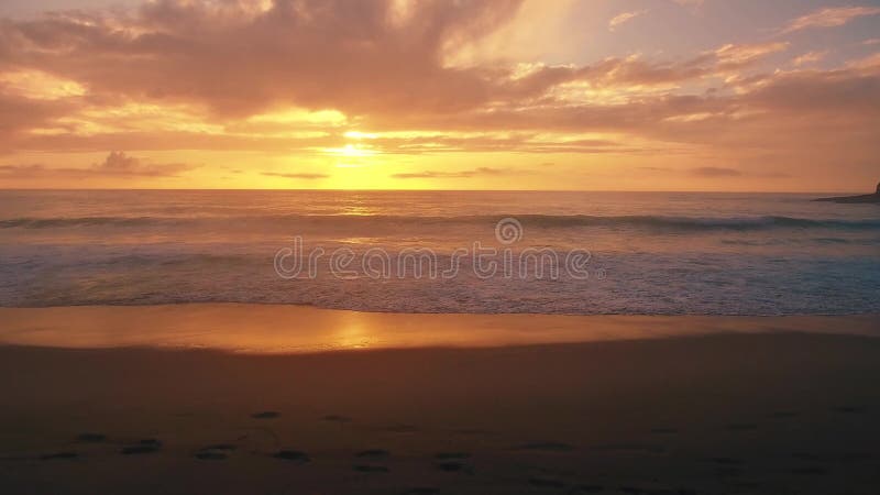 Εναέρια πανοραμική άποψη του ηλιοβασιλέματος πέρα από τον Ατλαντικό Ωκεανό