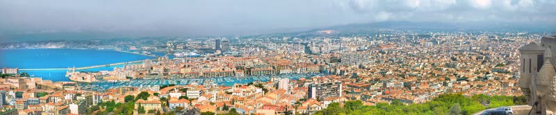 Εναέρια πανοραμική άποψη του παλαιού λιμένα και της πόλης της Μασσαλίας Γαλλία στοκ φωτογραφία Εναέρια πανοραμική άποψη του παλαιού λιμένα και της πόλης της Μασσαλίας Γαλλία στοκ φωτογραφία