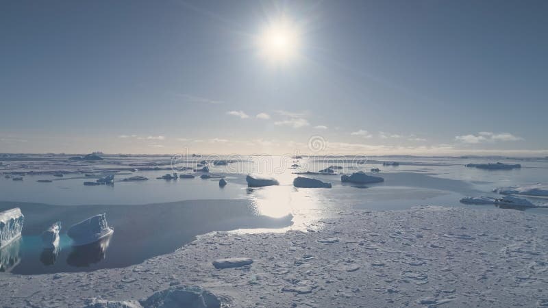 Εναέρια πτήση πέρα από τον ωκεανό της Ανταρκτικής στο ηλιοβασίλεμα