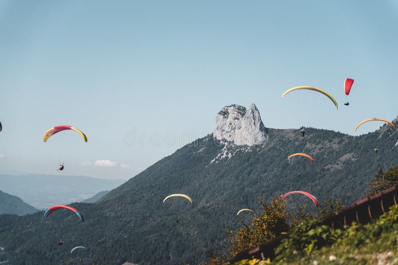 εναέρια φωτογραφία ομάδας ανθρώπων που σχηματίζουν τον ουρανό πάνω από μια μεγάλη κορυφή βουνού στοκ φωτογραφία με δικαίωμα ελεύθερης χρήσης