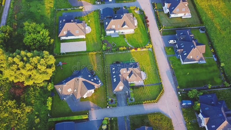 εναέρια φωτογραφία χωριό κατοικιών κηπουρός πάνω από την θέα καλοκαιρινό μπλε ουράνιο