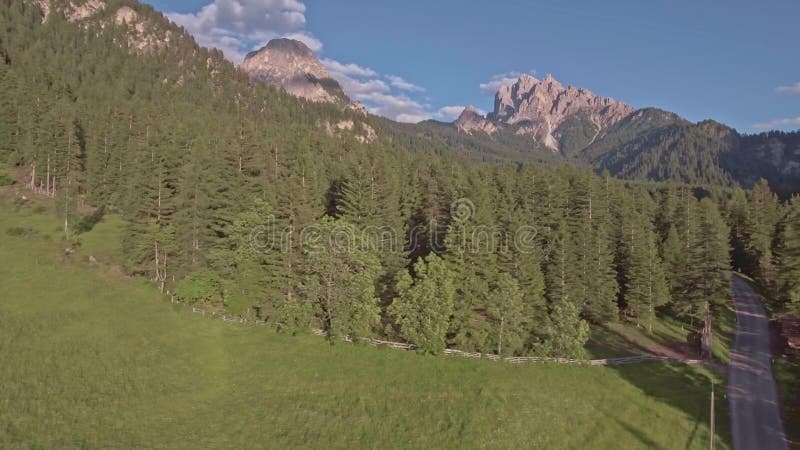 Εναέριο πέταγμα κηφήνων πέρα από δάση και τους τομείς τα φυσικά βουνών στις Άλπεις δολομιτών