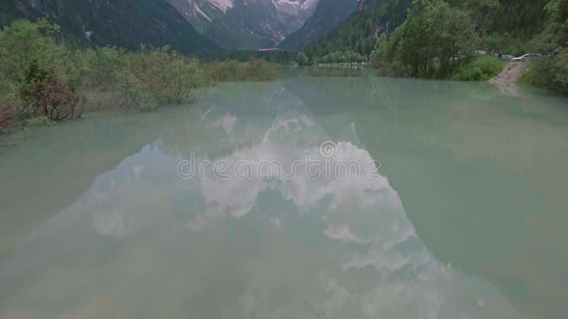 Εναέριο πέταγμα κηφήνων πέρα από μια όμορφη λίμνη Landro βουνών στις Άλπεις δολομιτών