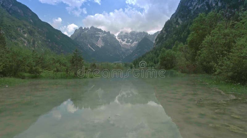 Εναέριο πέταγμα κηφήνων πέρα από μια όμορφη λίμνη Landro βουνών στις Άλπεις δολομιτών