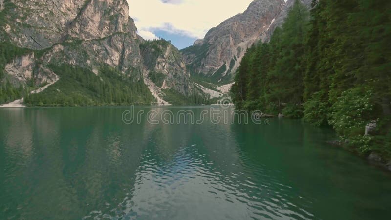 Εναέριο πέταγμα κηφήνων πέρα από φυσικό Lago Di Braies στις Άλπεις δολομιτών