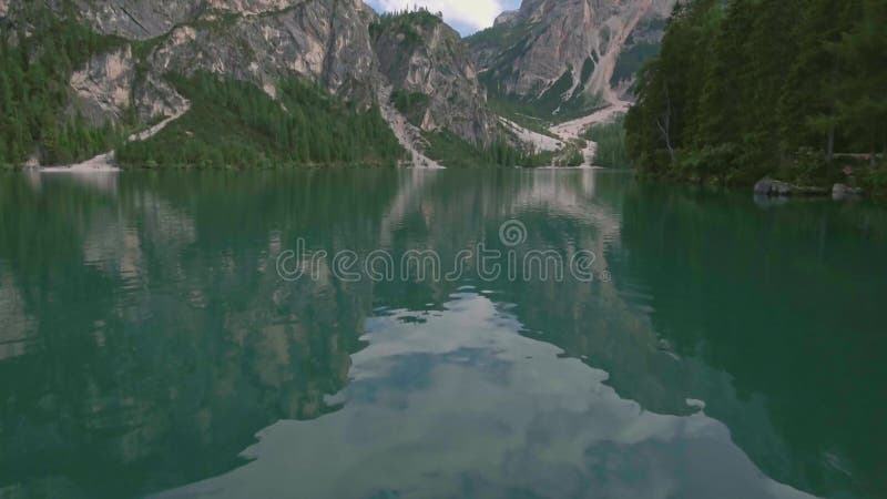 Εναέριο πέταγμα κηφήνων πέρα από φυσικό Lago Di Braies στις Άλπεις δολομιτών