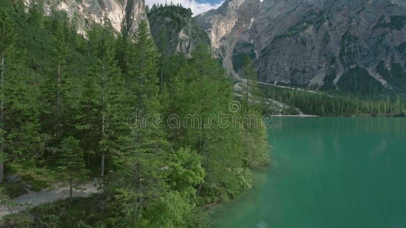 Εναέριο πέταγμα κηφήνων πέρα από φυσικό Lago Di Braies στις Άλπεις δολομιτών