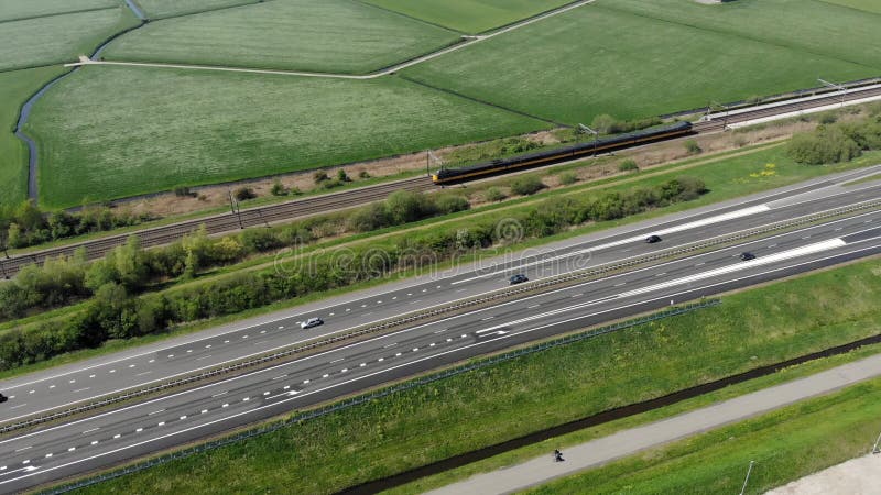 Εναέριος αυτοκινητόδρομος μήκους σε πόδηα στην Ολλανδία και τις intercity κινήσεις τραίνων γρήγορα