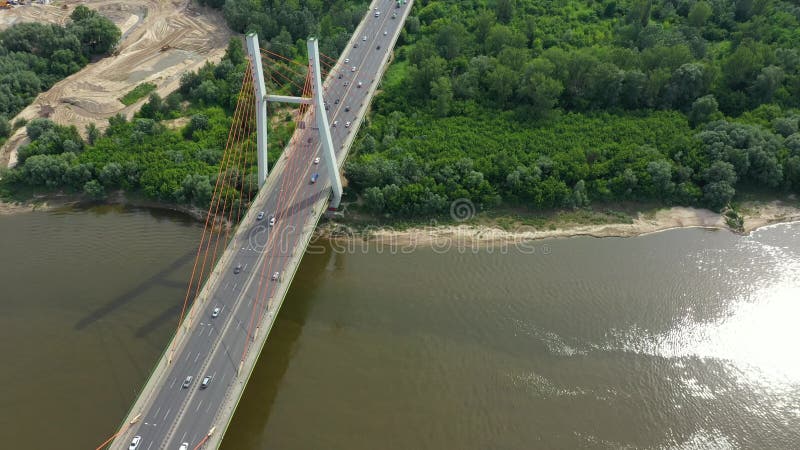 εναέριος πυροβολισμός από ιπτάμενα βαγόνια στη σύγχρονη εθνική γέφυρα πάνω από τον ποταμό