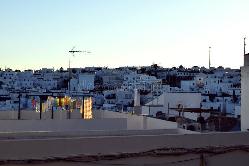 Ενδύματα που κρεμούν στη σοφίτα στοκ εικόνα με δικαίωμα ελεύθερης χρήσης Ενδύματα που κρεμούν στη σοφίτα στοκ εικόνα με δικαίωμα ελεύθερης χρήσης