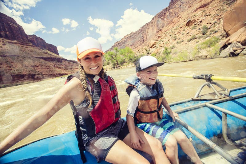 Ενεργός νέα οικογένεια που απολαμβάνει ένα rafting ταξίδι διασκέδασης whitewater στοκ φωτογραφία Ενεργός νέα οικογένεια που απολαμβάνει ένα rafting ταξίδι διασκέδασης whitewater στοκ φωτογραφία