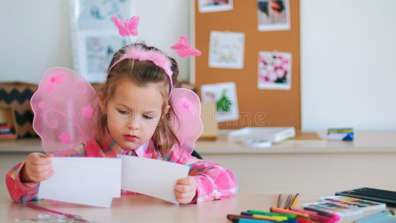 Ενθουσιώδες διάστημα τέχνης παιδιών μικρών κοριτσιών στοκ φωτογραφίες με δικαίωμα ελεύθερης χρήσης Ενθουσιώδες διάστημα τέχνης παιδιών μικρών κοριτσιών στοκ φωτογραφίες με δικαίωμα ελεύθερης χρήσης