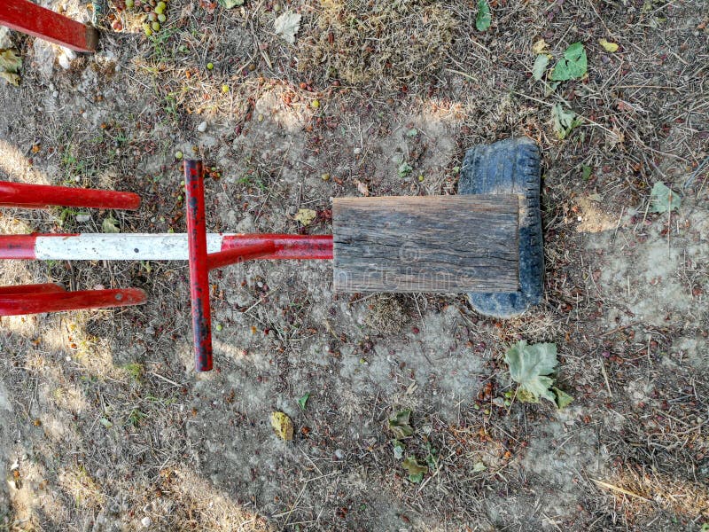 Ενιαίο καθισμένο παλαιό seesaw στοκ εικόνες Ενιαίο καθισμένο παλαιό seesaw στοκ εικόνες