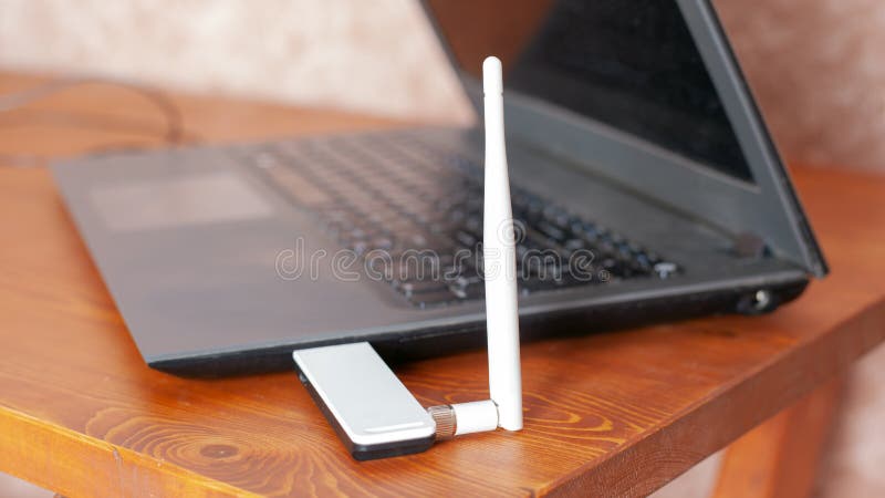 Ενισχυτής σήματος wifi router, φορητός υπολογιστής με κεραία για internet υψηλής ταχύτητας στοκ φωτογραφίες Ενισχυτής σήματος wifi router, φορητός υπολογιστής με κεραία για internet υψηλής ταχύτητας στοκ φωτογραφίες