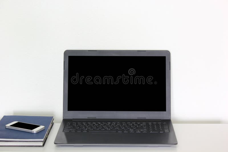 Εννοιολογικοί χώρος εργασίας, lap-top και τηλέφωνο με την κενή οθόνη που απομονώνεται στο άσπρο υπόβαθρο στοκ φωτογραφία Εννοιολογικοί χώρος εργασίας, lap-top και τηλέφωνο με την κενή οθόνη που απομονώνεται στο άσπρο υπόβαθρο στοκ φωτογραφία