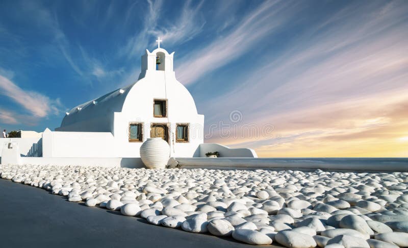 Εντυπωσιακή άποψη βραδιού του νησιού Santorini Γραφικό ηλιοβασίλεμα άνοιξη στο διάσημο ελληνικό θέρετρο Fira Ελλάδα Ευρώπη ταξίδι στοκ εικόνα με δικαίωμα ελεύθερης χρήσης Εντυπωσιακή άποψη βραδιού του νησιού Santorini Γραφικό ηλιοβασίλεμα άνοιξη στο διάσημο ελληνικό θέρετρο Fira Ελλάδα Ευρώπη ταξίδι στοκ εικόνα με δικαίωμα ελεύθερης χρήσης