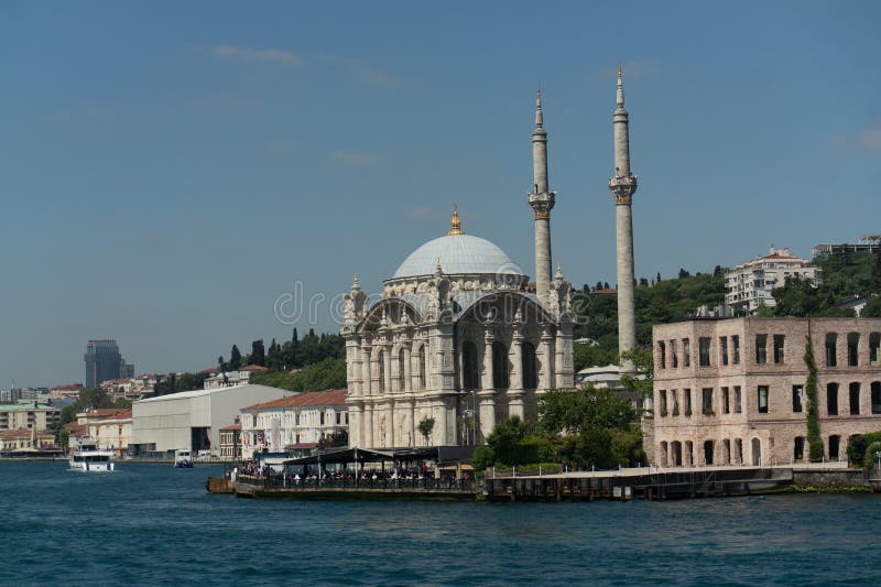 Εντυπωσιακή αρχιτεκτονική του τζαμιού Ortakoy δίπλα στο Βοσπόρο στην Ιστανμπούλ με καθαρό γαλάζιο ουρανό στοκ φωτογραφίες