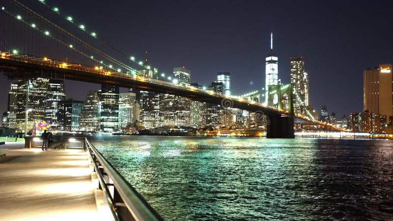 Εντυπωσιακός ορίζοντας της Νέας Υόρκης με τη γέφυρα του Μπρούκλιν τή νύχτα - videoclip Μανχάταν Νέα Υόρκη στις 25 Απριλίου 2015