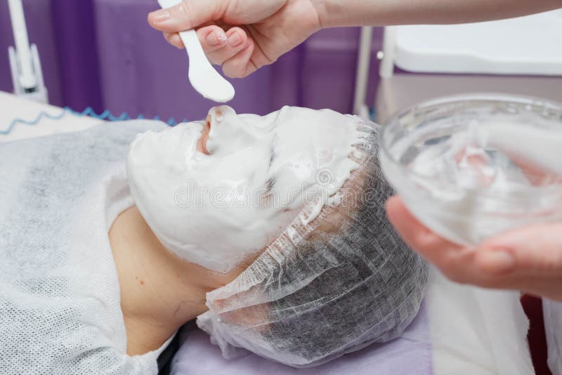 Ενυδατική μάσκα Nanost Cosmetician μετά από τον υπερηχητικό καθαρισμό του δέρματος στοκ εικόνα Ενυδατική μάσκα Nanost Cosmetician μετά από τον υπερηχητικό καθαρισμό του δέρματος στοκ εικόνα