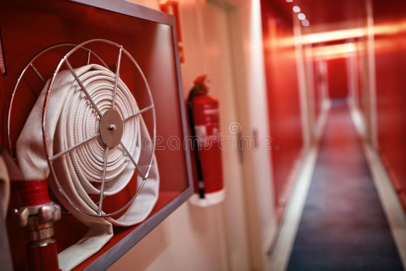 Εξέλικτρο πυροσβεστήρων και μανικών στο διάδρομο ξενοδοχείων στοκ φωτογραφίες με δικαίωμα ελεύθερης χρήσης Εξέλικτρο πυροσβεστήρων και μανικών στο διάδρομο ξενοδοχείων στοκ φωτογραφίες με δικαίωμα ελεύθερης χρήσης