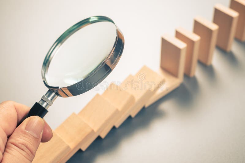εξέταση του πεσμένου ντόμινο στοκ φωτογραφίες
