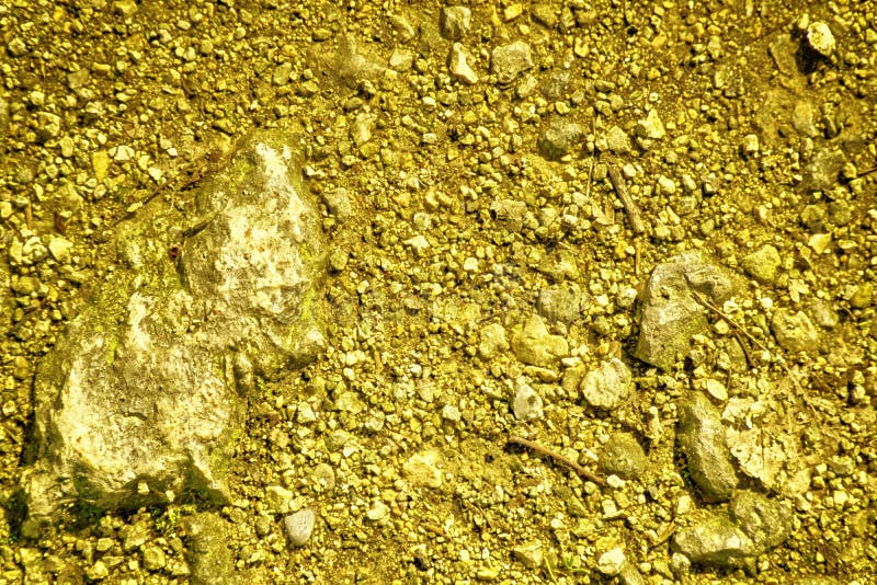 Εξαιρετικά κίτρινο έδαφος όπως στον Άρη, σύσταση εδάφους, επιφάνεια άμμου, υπόβαθρο πετρών