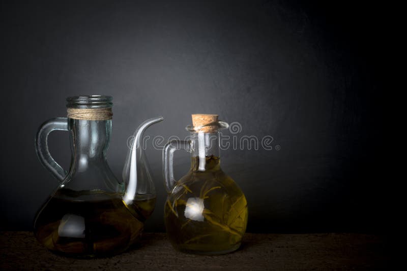 εξαιρετικά παρθένα ελαιόλαδα αρωματισμένα με δενδρολίβανο και σκόρδο στοκ εικόνα με δικαίωμα ελεύθερης χρήσης